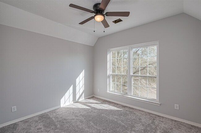 Building Photo - 2202 Highland Crossing Dr