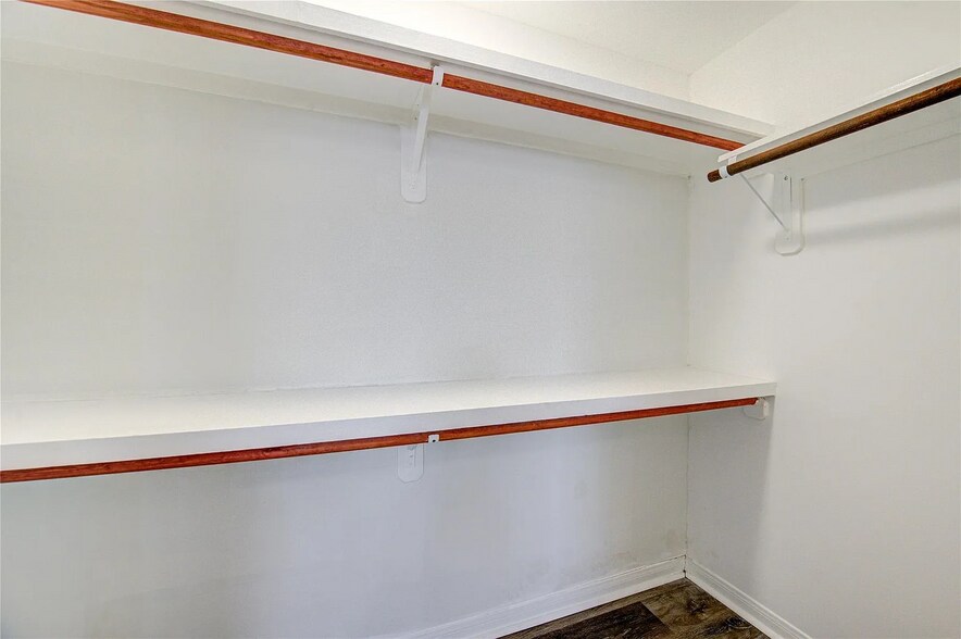 Walk in closet - 2101 Fountain View Dr