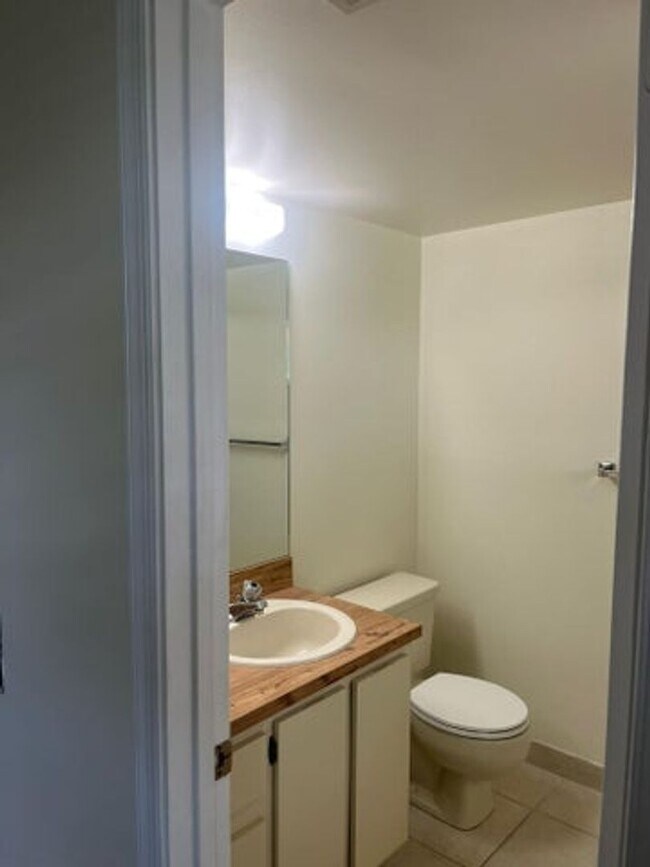 Building Photo - 9993 Three Lakes Cir