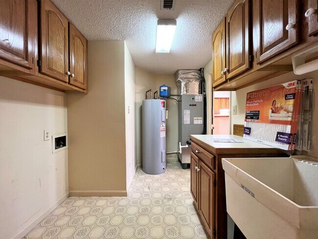 Building Photo - GREAT FARRAGUT LOCATION WITH INVITING FRONT PORCH CHARM!!!