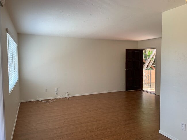 Building Photo - DOUBLE Car Garage! Balcony! Walkable to Restaurants!