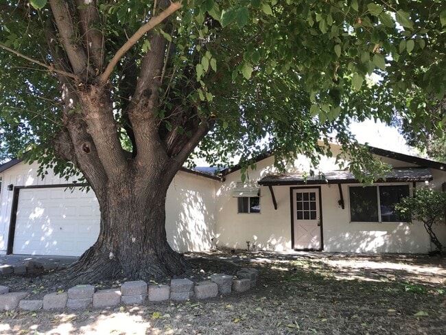 Building Photo - East Davis Home