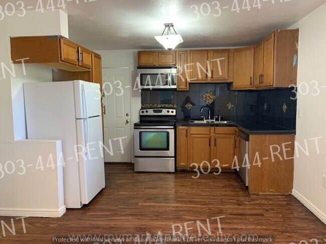 Building Photo - 3 bedroom & 1 bathroom beautiful home! Rea...