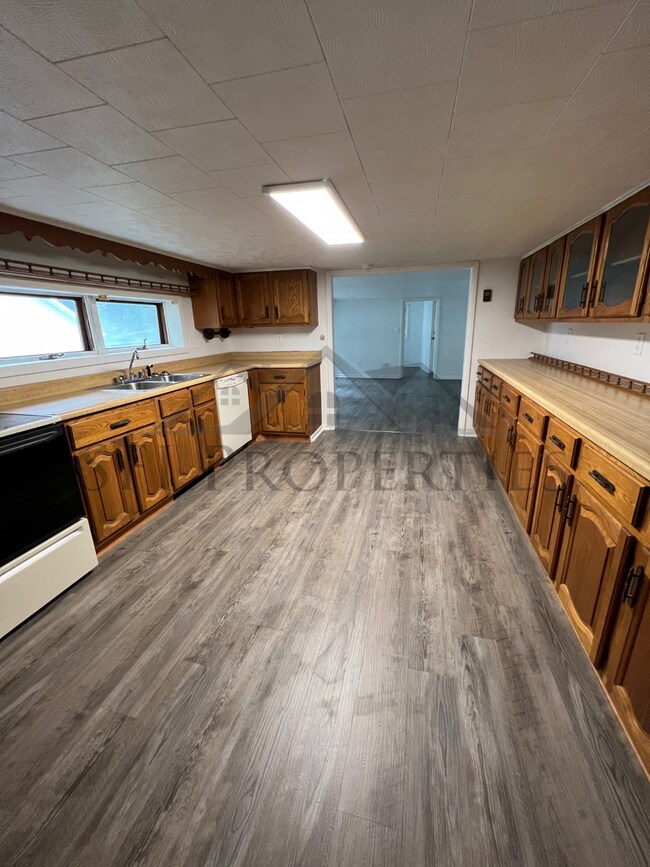 Building Photo - Lee6-8