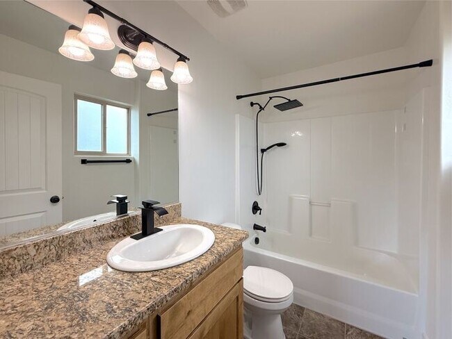 Building Photo - 4 bed, 2.5 bath duplex w/1 car garage