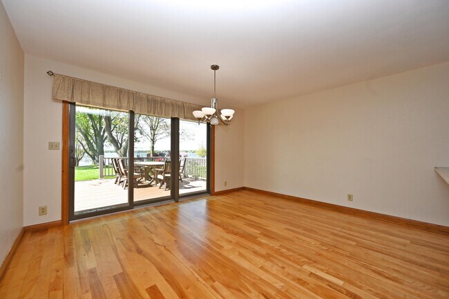 Building Photo - 202 Lac La Belle Dr