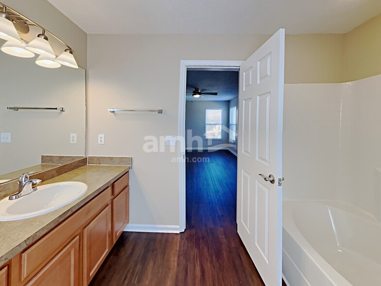 Building Photo - 4568 Hawthorn Dr