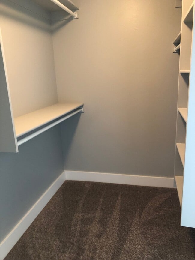 Building Photo - 3 Bedroom, 2 1/2 Bathroom Townhouse -2 weeks free rent with 1-year lease-