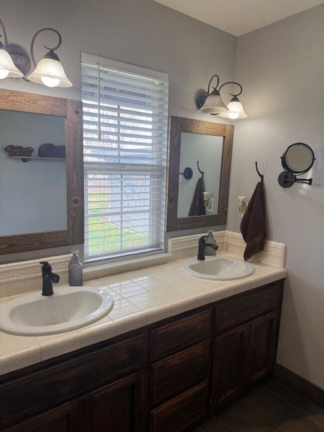 Building Photo - Country Style Living in this Charming Home in Anderson