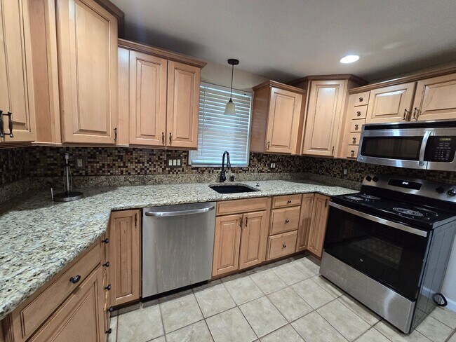 Building Photo - 305 Longview Dr