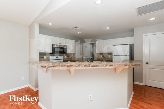 Building Photo - 517 NE 15th Terrace