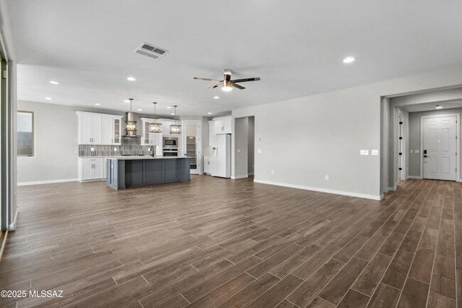 Building Photo - 1009 E Silver Ray Dr