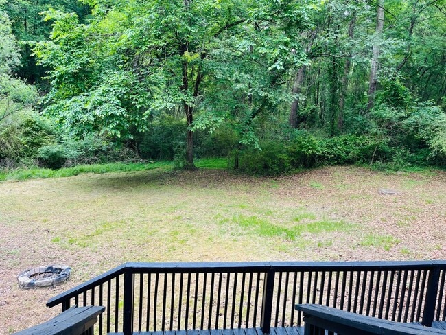 Building Photo - Cute as a button! 2 bed, 1 full bath, renovated cottage, hardwood floors, large porch, lots of ch...