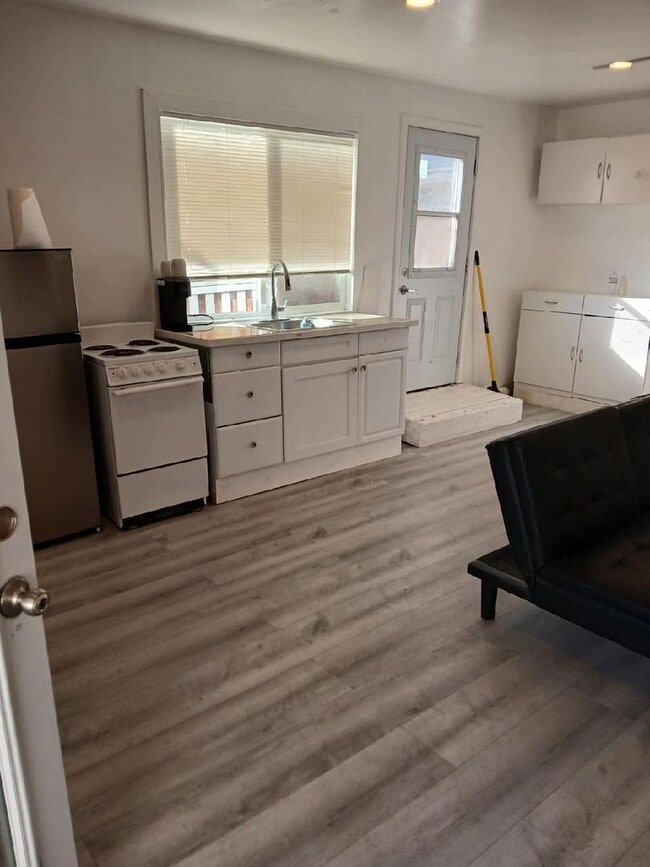 Building Photo - Great over sized ADU separate with private yard