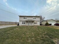 Building Photo - 926 W Belmont-