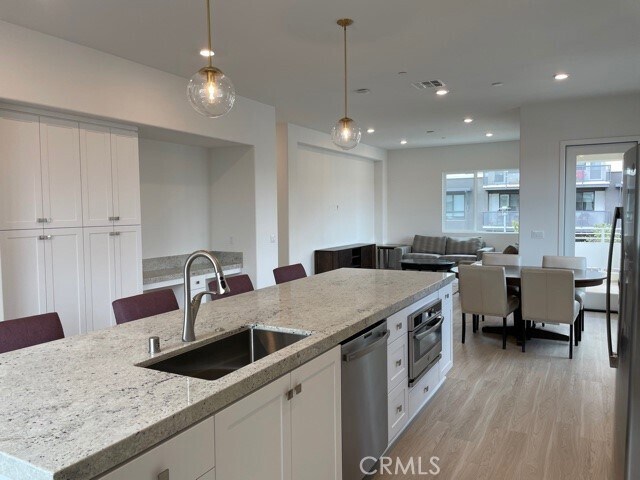 Building Photo - 1860 S Westside Dr