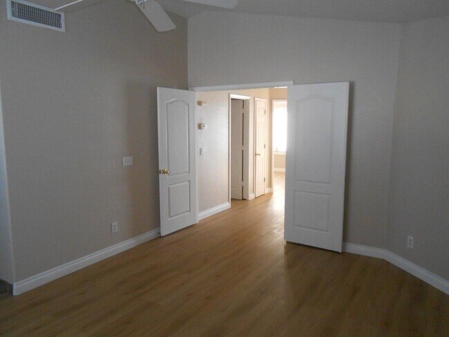 Building Photo - Great 2 Story Home in the NW