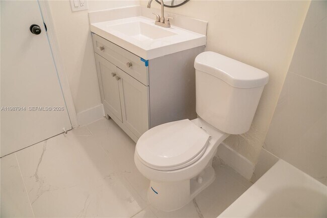 Building Photo - 615 NE 26th St