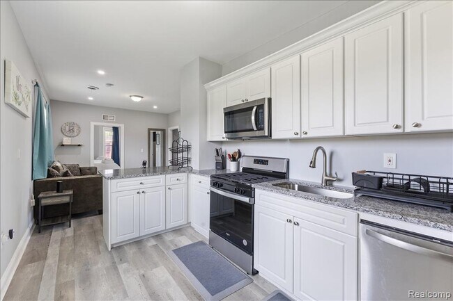 Building Photo - 885 Clairmount Ave