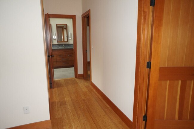Building Photo - Amazing two bedroom sellwood beauty!