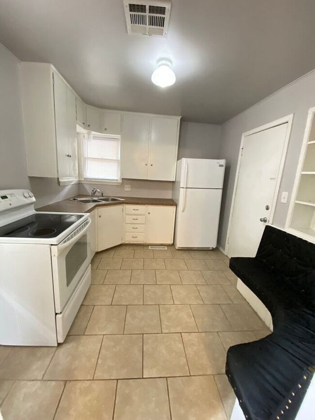 Building Photo - Cute 2 Bed 1 Bath in The Village