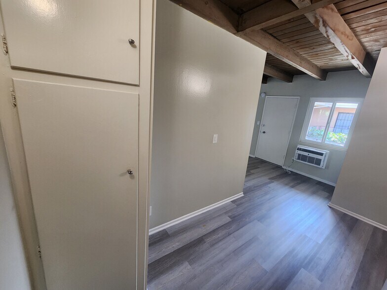 Building Photo - 15043 Victory Blvd