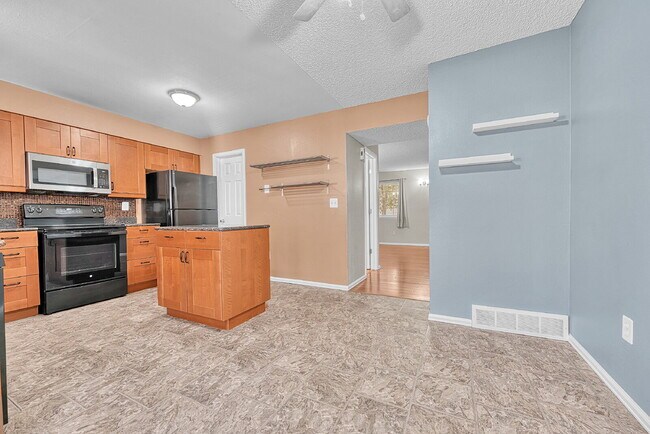 Building Photo - $2,350.00, 2-bed, 2.5-bath townhouse in th...