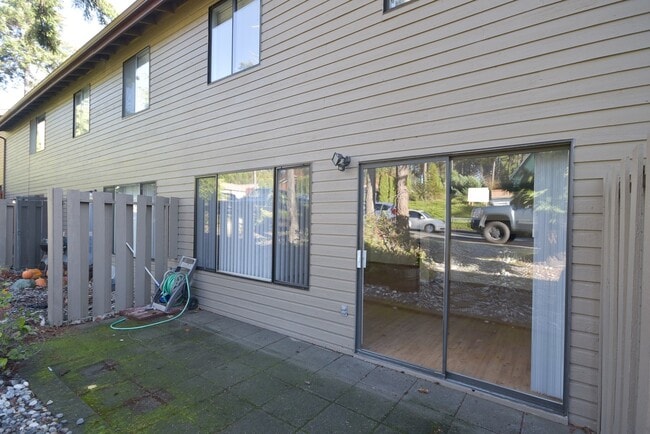 Building Photo - 3 BR / 2.5BA Townhouse Condo – Woodside Co...