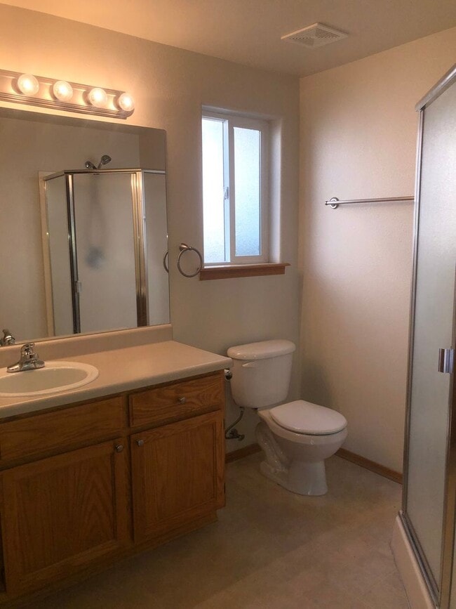 Building Photo - This beautifully maintained 3 bedroom, 2 b...