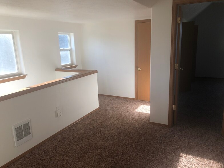 Building Photo - 1609 E Hartson Ave