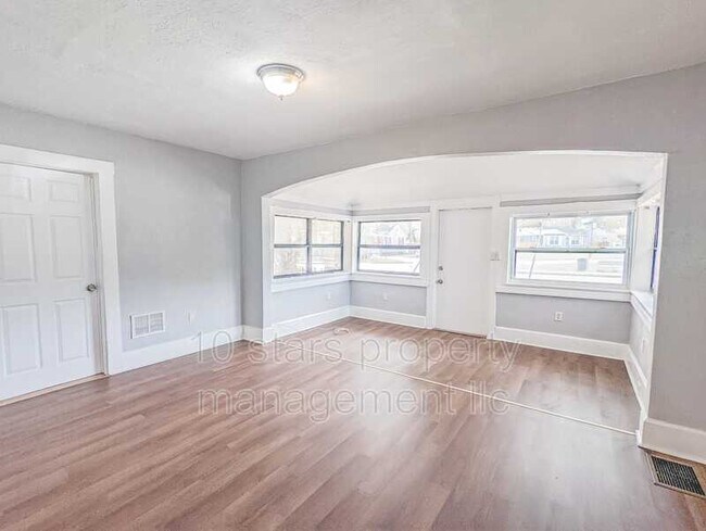 Building Photo - 2705 4th St S