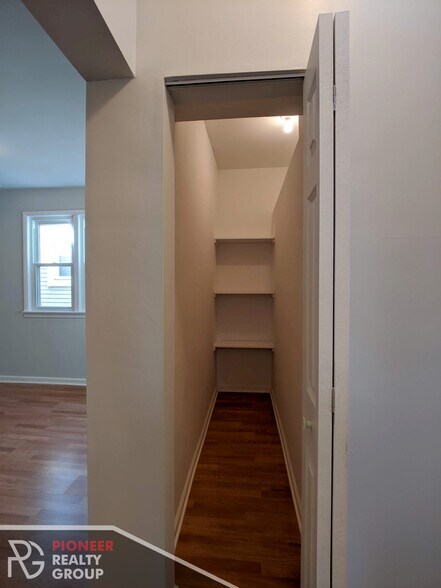 Building Photo - 1520 W Melrose St