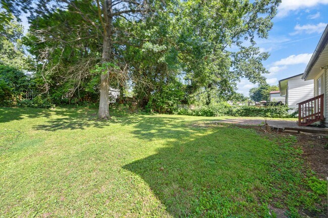 Building Photo - 609 N Elm Ave