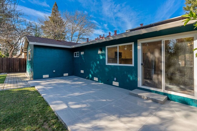 Building Photo - Beautifully remodeled 3-bedroom, 2-bathroo...