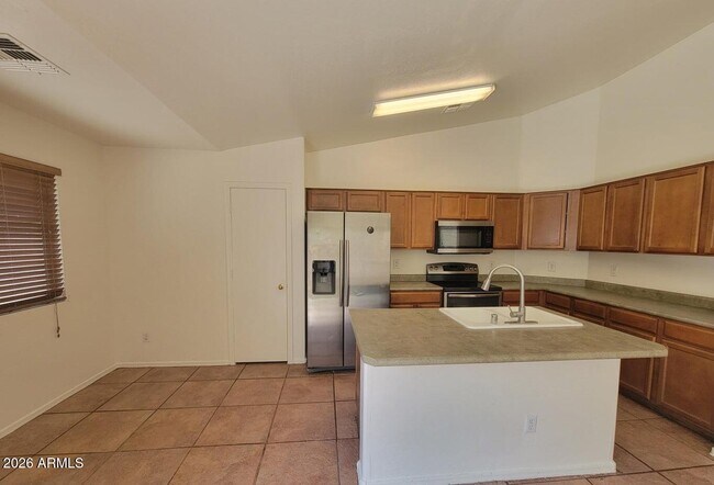 Building Photo - 3133 W Huntington Dr