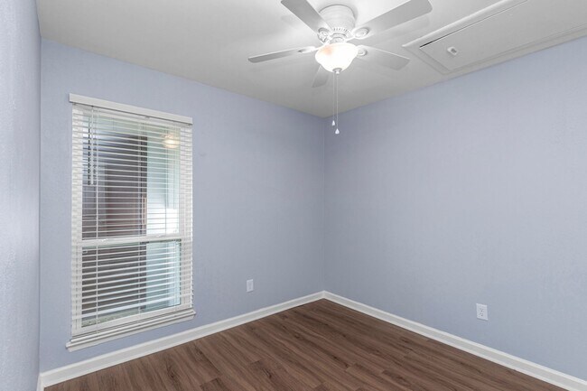 Building Photo - 2BD / 2BA Home Near Eglin AFB and Downtown...