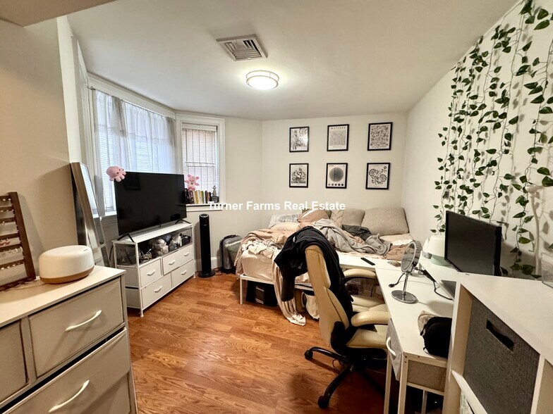 Building Photo - 719 Parker St