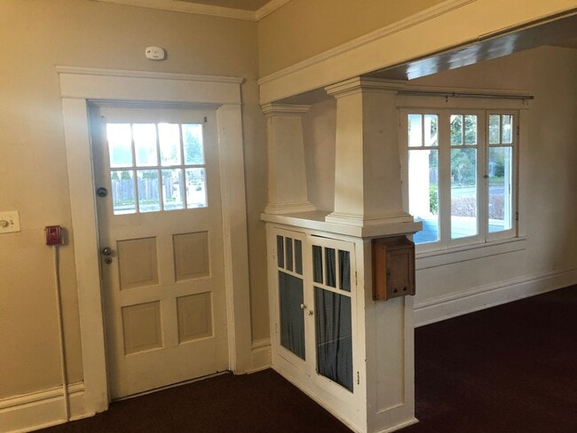 Building Photo - Large 4 bed/2 bath Farm House on River Rd. MOVE IN SPECIAL!