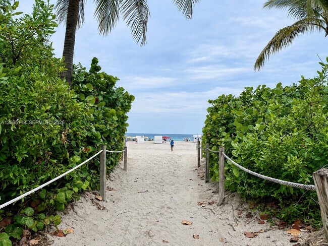 Building Photo - 1621 Collins Ave