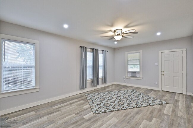 Building Photo - 2 bed 1 bath; AVAILABLE NOW!