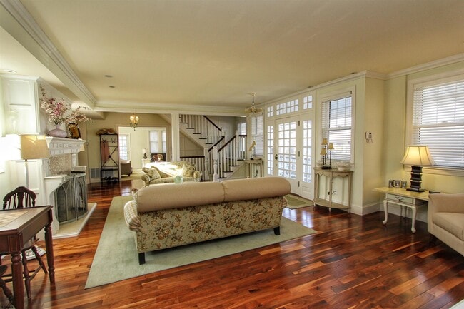 Building Photo - 2 S Dudley Ave