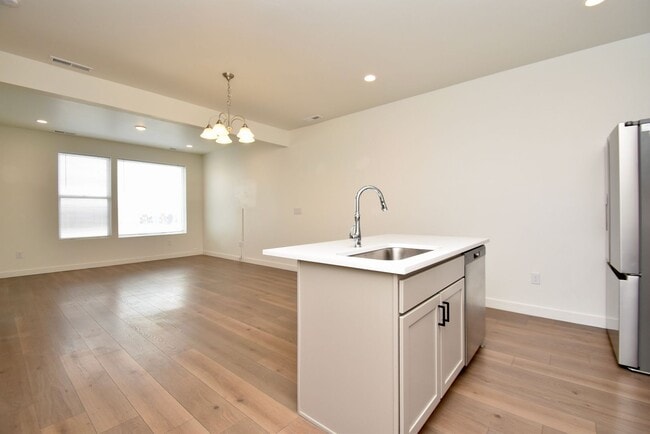 Building Photo - 3 Bed 2.5 Bath Townhome with Awesome View in Daybreak!