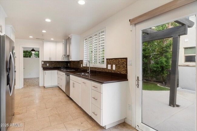 Building Photo - 7613 E Vía Del Reposo