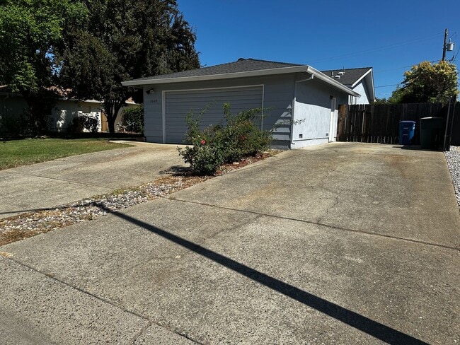 Building Photo - South Redding Home