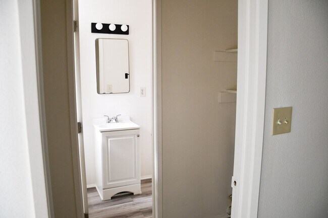 Building Photo - 733 S Fondren St