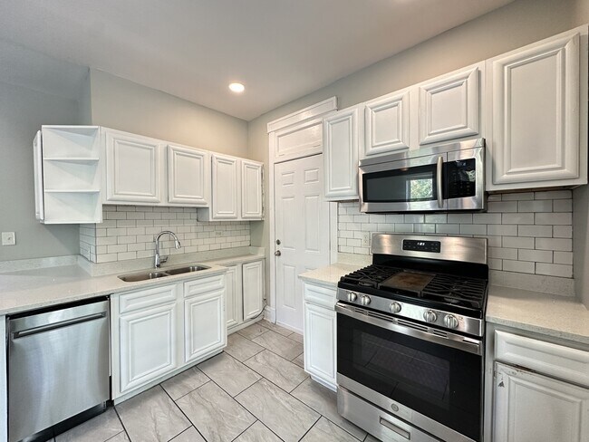 Building Photo - 4301 W Wrightwood Ave