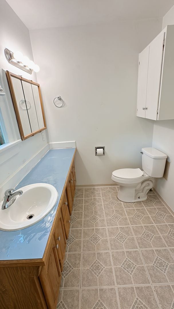 Building Photo - 4 bdrm/1 bath house with garage + large ya...