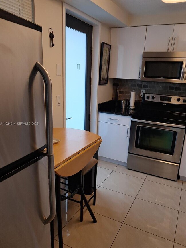 Building Photo - 301 Golden Isles Dr