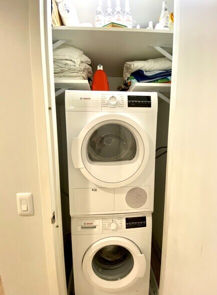 Bosch Washer-Dryer with storage space - 160 1st St