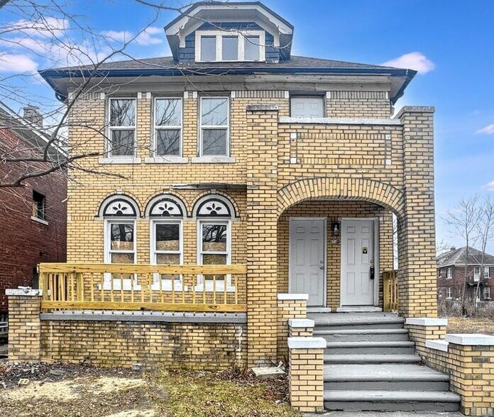 Primary Photo - 3745 W Grand St